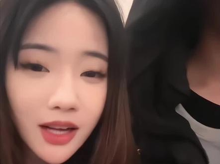 看看表演欲望极强的朱鸽被老婆整不会了😄😄😄(粉丝评论让他俩表演一下吵架,白白
#朱一未白昕怡
#夫妻日常
#直播录屏分享
#情侣日常