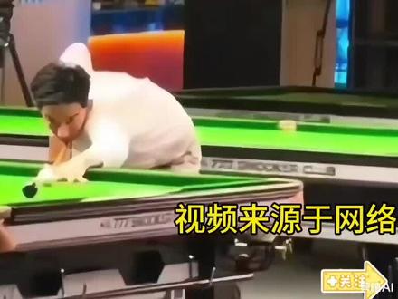 吴宜泽采访复刻马克艾伦关键黑球失误,小吴没有心眼,我相信本意是觉得是采访,不好拒绝,就还原了当时比赛现场画面,却引发热议,为年轻买单,我相信以后会越来越沉稳!#斯诺克#斯诺克精彩瞬间解说#吴宜泽采访#世锦赛