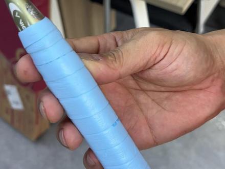 羽毛球拍手胶撕掉塑封膜就直接丢掉?让我教教你怎么利用起来吧#羽毛球拍 #羽毛球拍手胶 #缠手胶教学