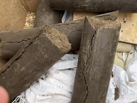 告别“牛粪翻飞”这款制棒机,把牛粪变成“取暖做饭香饽饽” 告别“牛粪翻飞”这款制棒机,把牛粪变成“取暖做饭香饽饽”#牛粪制棒机#牛粪压块机#牛粪煤加工设备#牛羊粪处理利用#生物质型煤机