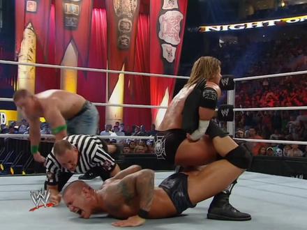 冠军之夜三重威胁赛,塞纳HHH死锁兰迪,遗产军团救场! #WWE #约翰塞纳 #摔角 #兰迪奥顿