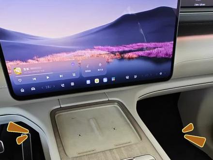 蔚来ES8灵犀岛,车机交互新天花板💥
家人们,开了一段时间蔚来第三代ES8,真的被灵犀岛功能惊艳到,必须来给大家分享一下!
📍位置与设计
灵犀岛就在中控台下方,取代了传统换挡区域,空间利用更合理。高强度硅铝玻璃材质,触感丝滑,视觉上也极具科技感,和车内整体的豪华氛围完美融合。
📍交互体验
操作太丝滑啦!单指轻扫就能切歌,双指缩放调节音量,三指切换应用 ,常用功能一步到位。而且它的震动反馈超细腻,每次操作都像和车有了默契交流,比单纯触摸大屏方便太多,盲操作也毫无压力。
📍个性化设置
能OTA自定义功能这点真的爱了!我把常用的导航、座椅加热设置成快捷操作,一上车就能快速开启,完全按照自己的习惯打造专属交互,太贴心啦~
有了灵犀岛,开车过程中的操作变得高效又有趣,提升了整个驾驶体验。还没体验过的小伙伴一定要去试试!
#蔚来ES8 #灵犀岛