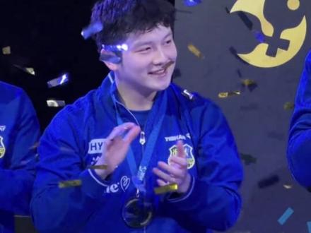 《飞驰人生3》凭借其犀利的台词与充满张力的情节引发热议。主角之一“臻东”的名字谐音“振东”,其角色设定聚焦于“资源户”与“实力派”的尖锐争论,更以“不为国遮光就行”等台词直指竞技体育的光明与暗角。角色在逆境中坚守本心、拒绝为潜规则低头的倔强形象,与樊振东职业生涯中面对争议时始终“不妥协”的公众印象高度重合,让观众瞬间代入现实赛场上的风云激荡。影片梗多、隐喻满满,乒乓球迷可以去看看:“世界上的不公平都是相似的底层逻辑”,道出了竞技场乃至更广阔世界的真相。就冲这,必须走进电影院支持一下了。
#有一种想念叫樊振东#最乖的孩子做了最勇敢的事,勇敢的本质是坚守初心,樊振东的“乖”并非懦弱顺从,而是对价值观的极致坚守。启蒙教练杨碧瑜指出:“他从小就不怕失败,不怕辛苦,内心有股不服输的劲。这种纯粹让他敢于在利益裹挟中保持清醒,为原则抗争。这个把“国家”写在胸前的少年,正在书写这个时代最珍贵的传奇,樊振东激励了我们很多很多人。#樊振东 #逆境中封神的樊振东#喜欢上樊振东一点也不难,人生若只如初见该多好