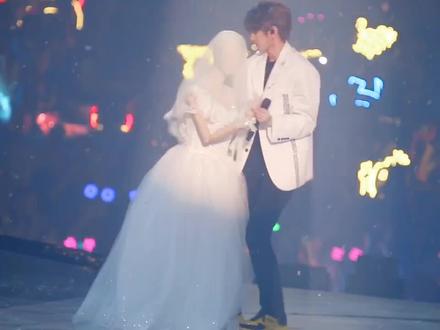 #蔡徐坤 坤和穿婚纱的木偶跳舞的全过程!!这男人太会了!!!来感受下现场的尖叫声@蔡徐坤