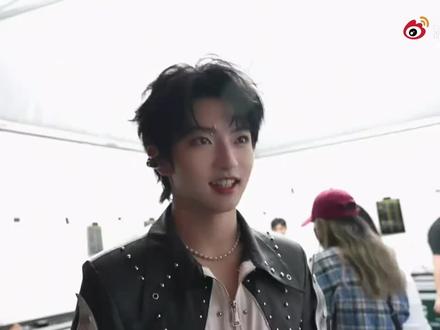 #大舌头 #穆祉丞 #时代峰峻 #TFing #春晚
好可爱的馒头!春晚咬一口