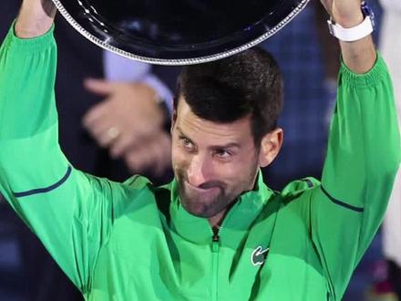 他说,不确定明年是否还会回到澳网赛场
但他一定会回到澳大利亚罗德拉沃尔球场
因为这里,有他十度封王的荣耀👑
因为这里,书写过大满贯赛事最美的故事
因为这里,镌刻着一个名叫诺瓦克·德约科维奇的灵魂,毫无保留、倾尽所有的全部印记✨
今年澳网的决赛是万众期待的世纪交会
是话题爆棚的最年轻全满贯🆚25大满贯
但比赛的进程让我们都明白——
网球的终极形态是一首与自我对峙的孤勇战歌
当全世界都在欢呼,只有你一个人站在底线。
场边有最好的团队,但最后一刻永远只能你一个人去自己扛;
38岁的德约科维奇用不屈的意志 火热的手感和岁月堆积的老练拿下了第一盘,但是最终22岁的阿尔卡拉斯用奔跑拿走了了时间,也拿走了十次属于德约的布鲁克斯挑战者杯🏆
看台上,坐过费德勒,今天坐着纳达尔
当他们俩都享受退役后的生活时
三巨头里只剩那个“小德”还在满场飞奔,极限救球
这一场决赛对于🐔哥球迷是残忍的,很多人最后都已经不敢看比赛的进程…但我们爱的,从来不只是胜利,而是明知时间终将赢过自己,却依然选择站回底线,继续燃烧的勇气。
这场比赛像是一个时代亲手把它交给下一个时代
在看台上纳达尔的目光和掌声中👏
也许罗德拉沃尔球场上再也看不到飞奔“燃尽自我的”德约
但当他说出那句“我会回到澳大利亚”时——
我听到的不是告别,而是回归。
回归到那片他曾十次征服的球场,
回归到那些竭尽全力、毫无保留的灵魂时刻,
回归到这项运动最动人的本质:
“到最后,站在白线后的永远只有你自己——那个灵魂深处的自己!”#澳网 #德约科维奇