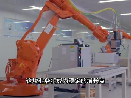 大族激光:AI与PCB驱动激光设备巨头新增长 最近A股市场有一家公司格外引人注目——大族激光。这家被誉为“亚洲最大、全球前三”的工业激光设备巨头,在AI算力浪潮中,正成为PCB(印制电路板)产业链上的隐形冠军。 2月24日至26日,其股价连续三个交易日飙涨,累计涨幅高达25.13%。
很多人对大族激光的印象还停留在“激光打标机”,但这早已是过去式。如今,它已成长为全球领先的智能制造装备整体解决方案提供商。 其业务核心是激光及自动化技术,广泛应用于消费电子、PCB、新能源、半导体等多个领域。
1. PCB设备:
这是大族激光当前最亮眼的业务,主要由控股子公司大族数控(持股83.68%)主导。大族数控是全球PCB设备龙头,2024年全球市占率约6.5%。AI服务器、高速交换机的爆发,对PCB(印制电路板)提出了高频高速、高散热等苛刻要求,直接拉动了对高端激光钻孔设备的需求。
2. 消费电子/AI端侧:
消费电子是公司的起家业务之一,主要为消费电子(如手机、平板)提供激光切割、焊接、打标等设备。服务于苹果、华为、小米等头部客户 。在经历了行业下行周期后,随着消费电子市场回暖及AI端侧设备(如AI手机、AI PC)创新周期启动,该业务有望触底回升。
3. 新能源:
公司是较早切入锂电设备的激光企业,深度绑定宁德时代等龙头。此前因行业扩产节奏调整经历阵痛。真正的未来在于固态电池。激光技术在干法电极、极片切割等新环节应用广泛。大族激光已前瞻性布局,并在2025年成功中标东风鸿泰的固态电池中试线项目,有望在下一代电池技术革命中占据先机。
4. 半导体设备:
半导体业务分为三大板块:聚焦面板设备的大族半导体、专注封测领域的大族封测、以及提供晶圆运输设备的大族富昌德 。其中,大族半导体在显示面板前段制程已实现关键突破,激光修复机、剥离机等设备成功进入京东方供应链。随着国内半导体产业链自主化加速,这块业务将成为稳定的增长点。
5. 通用激光设备 & 3D打印:
通用设备(高功率、小功率激光器)是公司的业务基本盘,下游涵盖工程机械、轨道交通等,随着宏观经济复苏稳健增长。
更具想象力的是3D打印(增材制造)。公司通过重组大族聚维股权重点布局该领域,瞄准消费电子、AI硬件、商业航天三大赛道。
#大族激光 #PCB设备 #激光设备 #锂电设备 #半导体设备