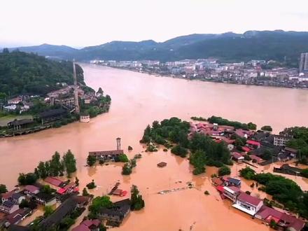 湖南石门遭遇百年特大暴雨,多地被淹万人紧急转移 湖南石门县迎来极端强降雨天气,降雨量突破当地百年历史极值,山洪肆虐河水暴涨,城镇乡村大面积被淹,上万民众紧急避险转移。各地救援力量火速奔赴一线抢险救灾,愿风雨早日停歇,灾区群众平安无恙。
#湖南石门暴雨 #极端天气 #洪涝灾害 #一线救援 #湖南加油 @抖音小助手 @DOU+小助手