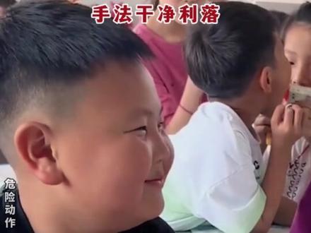 5月28日,河南周口。换牙期男生牙齿松动迟迟不掉,同桌徒手拔牙,手法干净利落。#危险动作请勿模仿 #拔牙 #小学生日常 (来源:@小张老师🌸 )