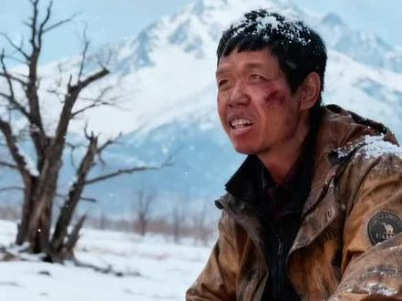 #张家界七星山荒野求生 张老六本名张宗谱,湖南邵阳武冈人,是第二届张家界七星山“骆驼杯”国际荒野求生挑战赛的70号选手,同时也是武冈永锐电子科技有限公司的普通员工,因“养生式荒野求生”和精湛手艺爆火全网,被网友封为“最会享受的荒野狠人”。
他带着“不是来打野,是来享受生活”的态度参赛,凭借祖传篾匠手艺,用山中竹子、竹叶徒手搭建起三层“荒野豪宅”——一层设火塘取暖做饭,二层为寝室,三层是瞭望台,还配有“阳台”和藤蔓手搓“自动门”,屋顶铺着牛竹叶、粽叶防雨保温,在选手们多挣扎于漏雨窝棚的环境中格外亮眼。
生存策略上,他不走“苦熬”路线,反而融入养生智慧:在荒野中寻觅灵芝等中草药储备,煮制竹叶茶,用低能耗方式维持健康状态,物资储备足够支撑10天以上,与其他选手为温饱、缺盐问题发愁形成鲜明对比。
此次参赛是他主动向公司请假前往,老板的全力支持让网友纷纷羡慕,而他也自信放话“拿了冠军就是最大的黑马”“进决赛没问题”。截至比赛第34天,他从百名选手中脱颖而出,成为剩余15位选手之一,其抖音、快手相关视频播放量超数亿,用智慧和手艺诠释了“荒野之中亦能优雅生活”的生存哲学。#荒野求生 #野外生存 #张老六