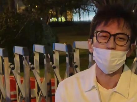 好久没见这么会宠粉的明星了#邓超生日 #邓超你们耍我 #邓超生日粉丝接机 #内娱男明星