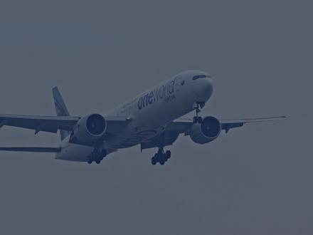 中东精英航司卡塔尔航空寰宇一家彩绘777 卡塔尔航空的波音777寰宇一家彩绘机降落上海浦东机场精彩瞬间#拍飞机 #浦东机场 #卡塔尔航空 #波音777 #寰宇一家