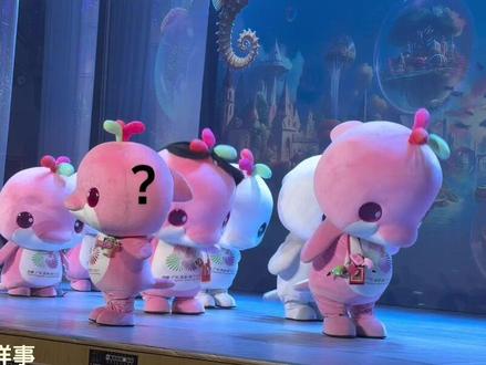 mini:震惊!居然背着我俩练习新舞蹈! 笑鼠 站着一动不动萌死了 #大湾鸡 #萌动奇迹 #广州杂技团 #mini鸡