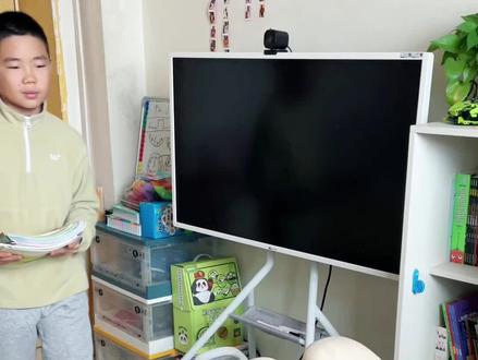 改错题还能这么母慈子孝,可是出息了! 和大迅一起改错题,没想到还能这么母慈子孝!
记录一波:
默写小纸条三个坑——“初”偏旁写错了,“依偎”注音标错,“一盘散沙”写成“一盘散杀”,听他解释,真是笑死了!
阅读理解80篇:这周精读了两篇人物品质主题的,整体还行。几个小错题对照答案一点点抠,其实阅读理解就得这么练!一段时间死磕一个主题,比死记硬背模版管用多了,练着练着自己就摸出答题套路了。
计算:正确率还算说得过去吧,就是字迹潦草得没法看!罚他多做一页,希望下周能上点心写工整点。
高思:15道题错了2道,对S+难度的题来说,这个正确率我已经很满意了。而且他做题步骤写得特规整,错题我让他先看解析,再从头给我讲一遍,加深印象。
英语阅读理解80篇:这本题是真难!选择题还可以做对,主观题直接卡壳无从下手,都空在那。不过陪着他一起拆解分析,慢慢也能捋出思路写出来。
首字母填空:学校考试总在这上面丢分,就加了七年级的这本首字母练习。刚开始做,难度不算大,能达到95%正确率,后续咋样还得接着练着看!
#学习方法 #学习 #辅导孩子写作业 #日常学习