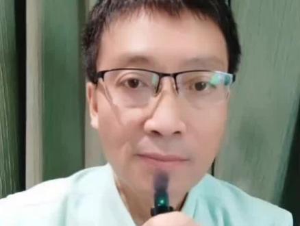 6月26日,谷歌推出命令行人工智能开发工具Gemini CLI 。Gemini CLI 提供的功能包括代码编写、问题调试、项目管理、文档查询以及代码解释。它还连接了 MCP(模型上下文协议)服务器,具备 Agentic AI 能力。CLI 工具的优势在于,它可以与任何编辑器或 IDE 搭配使用,而不局限于特定插件支持的工具;同时还支持多实例并发运行。部分开发者也认为,命令行交互效率更高。Gemini CLI 支持 Mac、Linux(包括 ChromeOS)和 Windows 平台。与 Claude Code 或 Codex 不同的是,Windows 上为原生实现,无需依赖 Windows 子系统(WSL)。#人工智能 #机器人 #马斯克 #奥特曼 #黄仁勋 @尹烨 @雷军 @红衣大叔周鸿祎