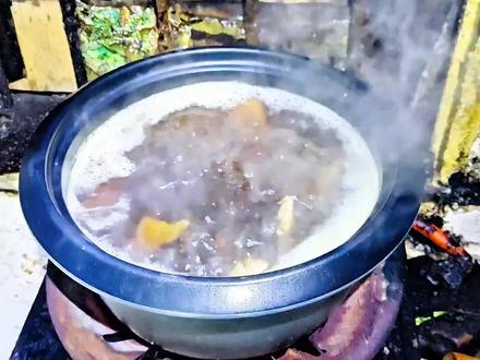 寒冷冬天一个小牛居然到生,欢子连夜赶回红糖加鸡蛋,小牛会好吗 #农村养殖创业 #新农人 #黄陂欢子哥 #农村生活 #土黄牛养殖