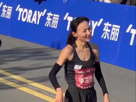 #2020上海马拉松女子组第一名诞生 ,26岁的内蒙古人李芷萱以2:26:39的成绩率先抵达终点。