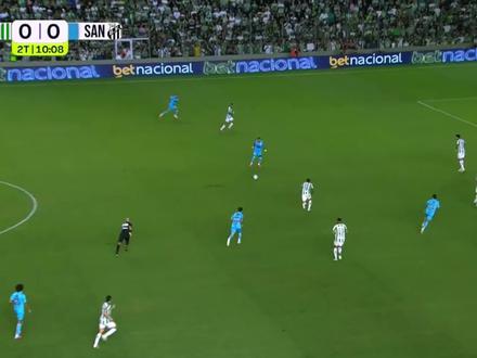 花有重开日,马儿再少年!内马尔时隔13年巴甲再演帽子戏法 巴甲第37轮,为保级而战的桑托斯客场迎战尤文图德。第56分钟,第100次为桑托斯首发出战巴甲的内马尔为球队首开纪录。第65分钟,内马尔再入一球。第73分钟,桑托斯获得点球机会,内马尔一蹴而就,打入了本赛季巴甲的第8粒进球,也是时隔13年零1个月再度在巴甲上演帽子戏法。时钟转回13年前,当时身披11号战袍,年仅20岁的内马尔意气风发。在2012赛季巴甲第34轮桑托斯客场对阵克鲁塞罗的比赛中上演了帽子戏法,桑托斯客场4比0大胜克鲁塞罗。当赛季桑托斯最终排名联赛第8,而内马尔也在半年后转会加盟巴塞罗那,开启旅欧生涯。#dou来运动吧 #内马尔 #帽子戏法 #桑托斯 #巴甲