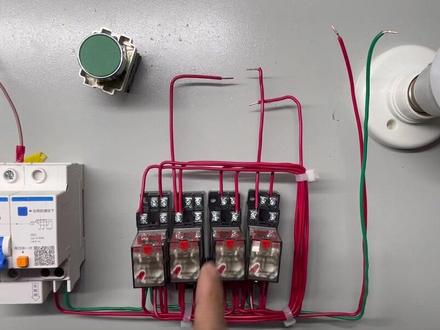 一个复位按钮来控制一个灯泡的开关,相当于PLC的跳变指令,我估计全网电工能做到的不到十个,不服的老铁可以挑战一下!@DOU+上热门 @DOU+小助手 @城阳电工电路 #电工 #电气控制 #电气工程 #电工知识 #零基础学电工 #电工教学 #自动化 #plc #电气 #智能制造 #电子电工 #工业自动化 #控制柜 #电力工程 #电工接线 #工控 #配电箱