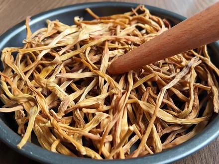 92岁老奶奶经常用黄花菜这样吃,睡的香身体好,越吃越精神