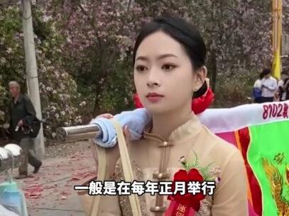 潮汕15岁千金女儿,第一次参加扛标旗,潮汕“抬旗”女孩#扛标旗#潮汕#传统文化#迎老爷#扛头标#财运亨通
