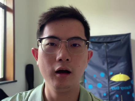 DeepSeek V4 首发华为昇腾,为啥是老黄最担心的事? DeepSeek V4 发布那天,很多人失望了:等了一年就这?
但我看完技术报告,反而觉得这次 DeepSeek 做了件更牛的事:
他们花了一年半,把底层代码全部重写了一遍,彻底适配华为昇腾,全国产链路跑通了。
这比跑分第一名,重要多了。
老黄说过一句话:一旦 DeepSeek 在华为平台上发布,对美国将是灾难性的结果。
当时没人当真。
结果 DeepSeek V4 真的把首发给了华为昇腾,老黄的预言成真了!
这期视频,我来说说为啥这是老黄最担心的事。
#DeepSeek #华为昇腾 #国产AI #黄仁勋 #AI大模型