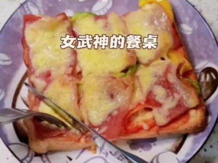琪亚娜做的烤土司披萨,你别说真挺好吃@DOU+小助手 #二次元 #女武神的餐桌 #动漫美食还原#吐司披萨 #动漫美食还原