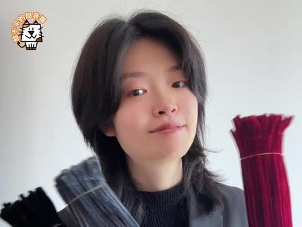 3分钟学会秦彻黑色曼陀罗配饰 造型来自万象遇你(上)PV,用扭扭棒努力地复刻了一下,有点小遗憾的是固定花头和叶子前应该提前把铁丝弯好造型,这样做出来的效果应该会更灵动……(花头和叶子用胶布固定会转来转去的,有点影响心情!)#创作灵感 #手工 #扭扭棒 #恋与深空 #秦彻 @创作灵感小助手 @DOU+小助手 @抖音小助手