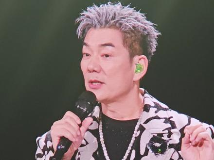 刘宇宁大连演唱会特邀嘉宾小齐哥,是多少人的青春啊!@摩登兄弟刘宇宁 @任贤齐 #刘宇宁演唱会 #任贤齐刘宇宁心太软 #一念关山 #任贤齐演唱会