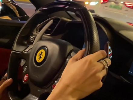 富婆阿姨开法拉利带我兜风,坐上车的那一刻我不突然想努力了!#汽车人共创计划 #第一视角 #夜景