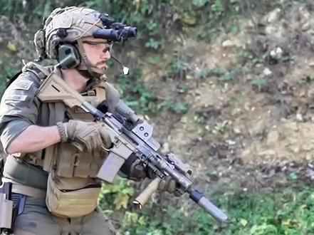 玩三角洲的一定认识这把枪! #军迷发烧友 #三角洲行动 #武器科普 #军事#国外合法拍摄国内请勿模仿