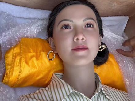 放置于门店或商场门口,不仅可以引流,还能增加一个网红打卡点,这个蜡像美女做的是不是很值得#硅胶像 #麦艺蜡像 #蜡像制作 #真人手办 #技术活一般人来不了