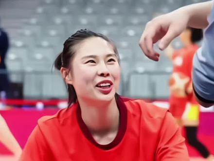 2026女篮世预赛正在武汉体育中心火热进行中……目前中国女篮一胜一负暂列小组第二,接下来3月14号、15号和17号分别迎战南苏丹、捷克和巴西女篮!除比利时外,小组前三名晋级世界杯!希望中国队稳扎稳打,顺利晋级!主场球票所剩不多了,想去现场看比赛的朋友们,左下角定位买票!#篮球#中国女篮#李月汝#杨舒予#王思雨