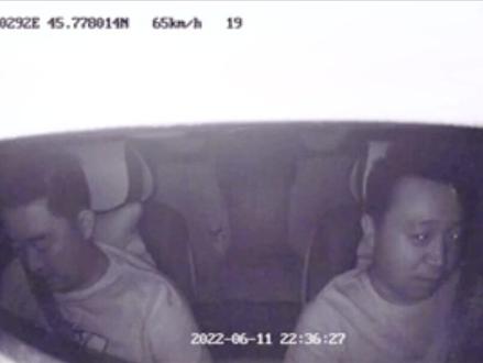 男子网约车抽烟被拒全程视频,“办你,让你认识认识我”。