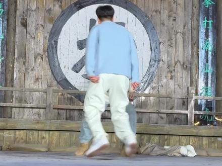 网红霸气小朱姐和小森斗舞,差点出事#万岁山武侠城 #万岁山老嫂子 #万岁山老嫂子斗舞 #万岁山沉浸式体验互动封神 #总要去一趟开封吧