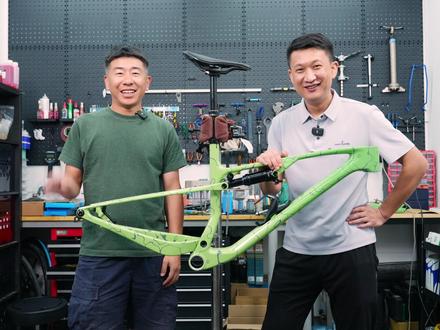 前职业公路自行车选手组装全新XTR山地车 正好赶上全新XTR发布,听说装车很简单,我就手痒想请骑行家主编来教教我怎么组装山地车。
作为一个前职业公路自行车运动员,车辆的基本调试,小修小补的我还是比较能够熟悉上手的,但要说完全组装一辆自行车我还没有过这样的经历。这可以说是我人生到目前位置自己组装的第一辆自行车。
整个过程下来的话,除了车架本身的油管走线稍微有点困难,整体下来我体验下来还是非常好装的。
最后,这辆车是未来作为展示车来使用的,很多装车时候的实际操作不是特别细致,主编也不是职业机械师,我就是个半吊子水平,各位装车专业的大佬勿喷。#山地自行车才是抖音顶流运动 #XTR #新手小白 #半吊子装车 #2025夏之舞