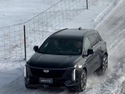 30万级别豪华SUV冰雪对战!凯迪拉克XT5VS奥迪Q5L,谁是真的“稳”?#凯迪拉克xt5#蜂鸟底盘#豪华大满配