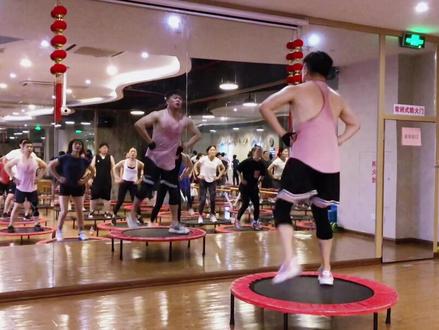 #东台 #减肥 #健身 #蹦床 #健身房 爆汗燃脂效果最快最嗨的有氧运动,调节心肺全身燃脂,做穿衣显瘦脱衣有肉夏天最靓的仔,我在这里等你哟✌️暑假卡火爆抢购中🤔