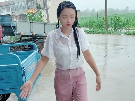 娶媳妇还得娶河南的,下雨知道往家跑,晴天知道晒被子。最重要的是会烧茶会六馍,温柔嘞很,一点都不口#我的乡村生活 #直击河南多地暴雨现场 #那就在雨中放肆一次吧 #暴雨过后 #农村生活