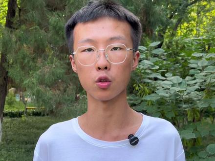 今年高考,德州一中毕业生冯赟被中国人民解放军国防科技大学录取。现场,他分享了4条提分秘诀。“错题本不是单纯的记录工具,要把自己的解题思路记录下来,这样才会对学习有指导性作用。”冯赟表示。#德州 #高考生 #国防科技大学