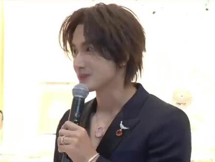 #热门话题榜 言承旭周渝民现身大s纪念雕像揭幕#偶像影响力 #短剧视频