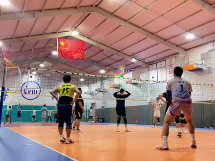 先有防 才有攻 “这里是中国 被称为排球荒漠 但如果你也爱排球 这里并非寸草不生 在中国打排球 就像在沙漠里种花 孤独且浪漫”#主攻 #排球 #因为热爱所以坚持 #扣球 #鱼跃
