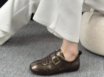 穿上这双阿甘鞋,轻松告别脚累烦恼! 姐妹们!这个鞋子真的太好穿了!!关键现在有运费险,不拍白不拍啊!!#德训鞋 #百搭鞋子 #阿甘鞋 #休闲鞋 #早春穿搭公式来了