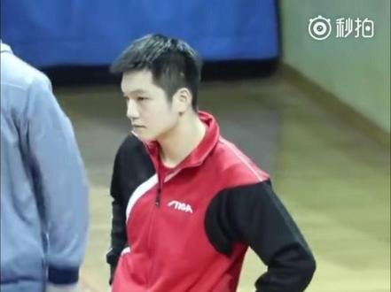 #樊振东 当时莎莎热身视频底下有个人评论:东哥热身也是这样。我还去回复人家:你要是铁粉你就不会这么说了(果然小丑是我自己😂)