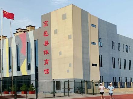 400米标准跑道的最内圈(第1道)是400米,而越往外,距离就越长,从第2道到第7道的距离分别是408米、415米、423米、430米、438米、445米。最外圈(第8道)的距离是最长的,距离为453米。#跑步 #体育场