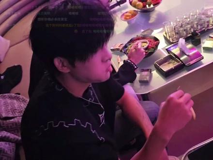 丸辣,被抓包了 #子圣 #名场面