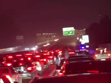 高速过夜了,高速路都给封了。也不过车过,