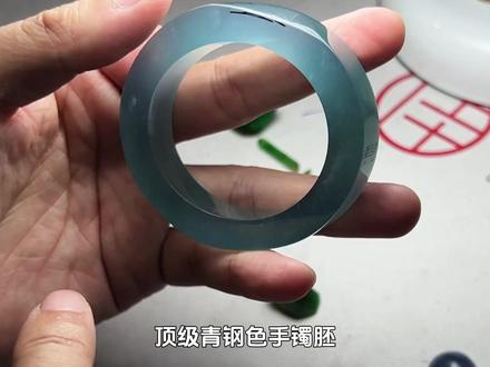 高老师太刚了!面对带裂的高品质镯胚,偏要坚守 “宁小勿裂”要切蛋面。要知道高品质翡翠手镯比蛋面难得多。本以为是冒险,结果起货颗颗品相绝佳,自带 “双眼皮”,起光起荧的质感,比原镯还要惊艳~#翡翠 #佳佳翡翠全国尊享会计划 #佳佳新中式珠宝美学 #高端珠宝 #佳佳翡翠定制