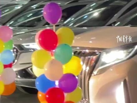 照亮金榜题名路!高三最后一堂晚自习结束,老师们开车灯为学生送行。高考加油!(来源:中国青年报)#高考 #校园 #毕业季