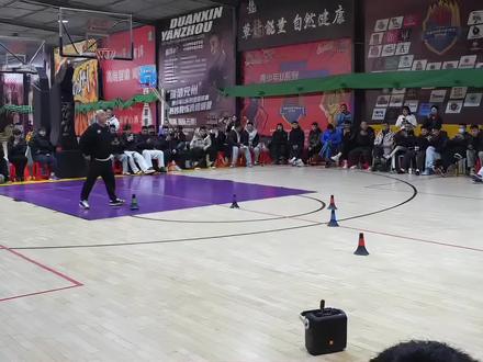 孙阳指导——梅花桩运球动作拆解
梅花桩运球代表性教练孙阳指导现场给大家讲解梅花桩运球训练的设计逻辑和单个动作训练要求以及动作细节讲解,很适合小篮球训练的队员使用,值得基层教练们借鉴学习
#青少年篮球培训 #篮球基本功 #dou上热门
@抖音小助手 @DOU+上热门